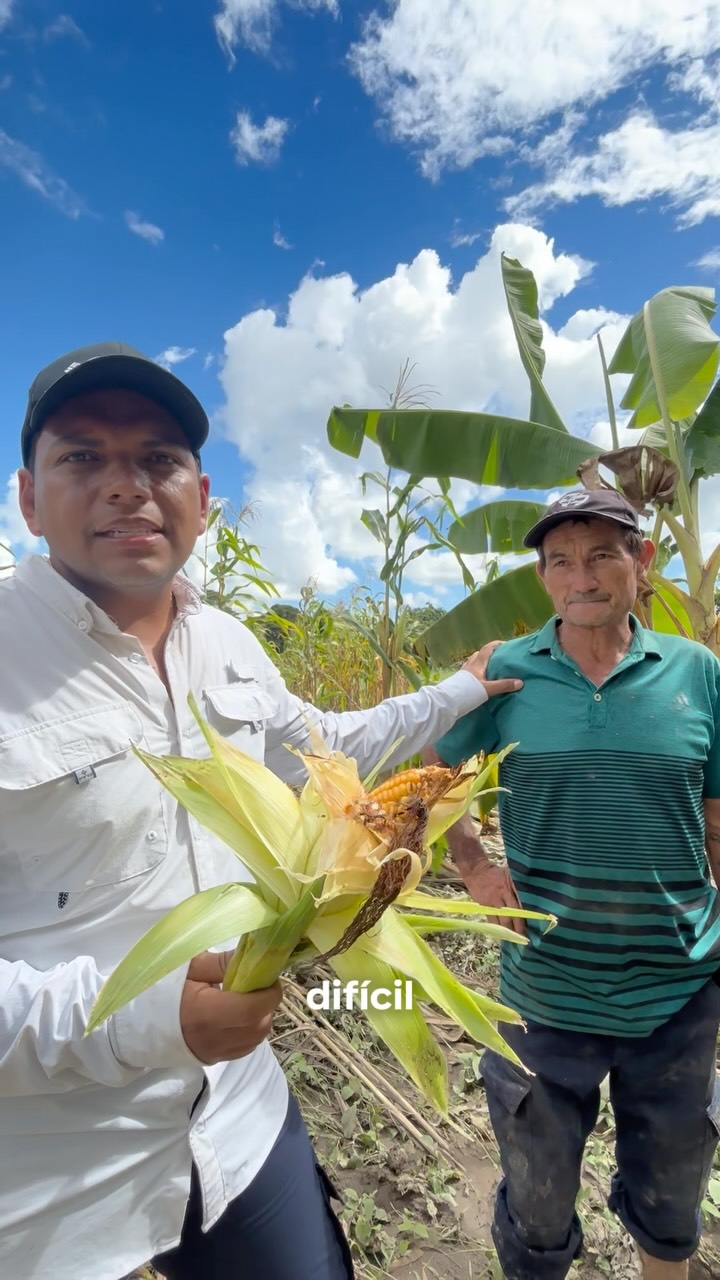 Diego García junto a un agricultor en un cultivo de maíz