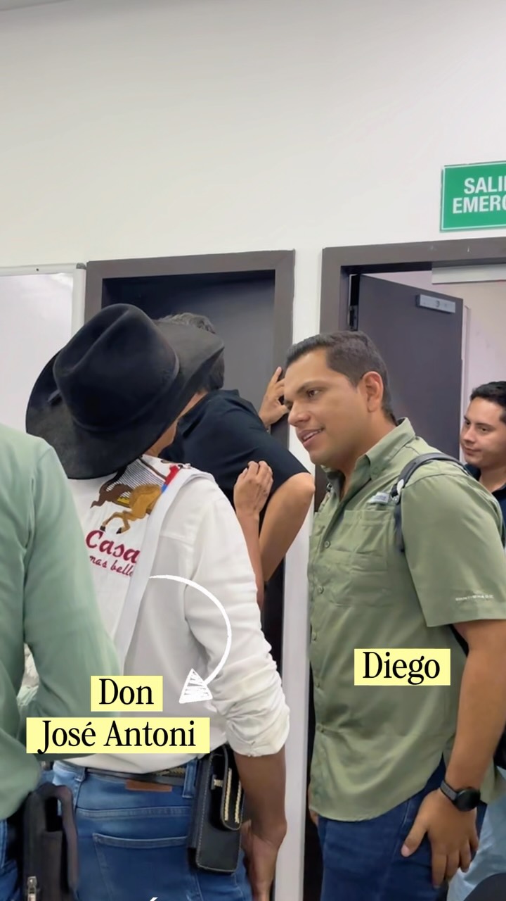 Diego García conversando con un integrante de la comunidad durante una gestión del servicio de gas